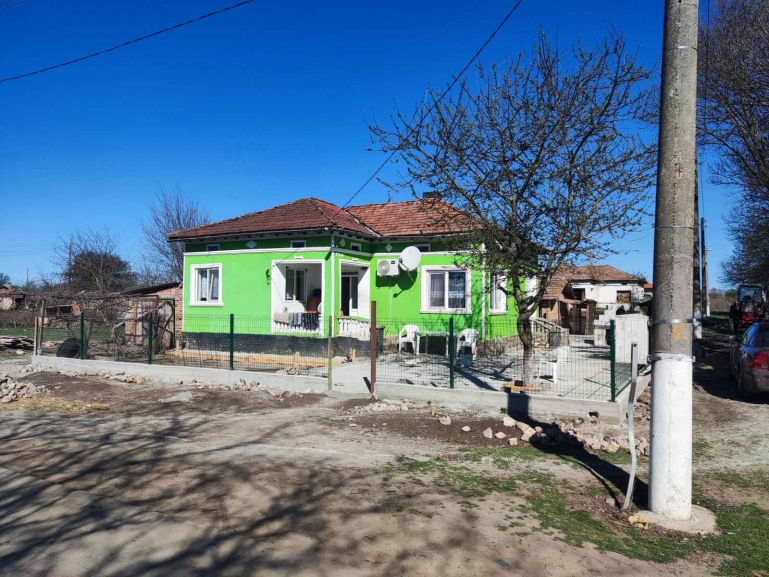Къща с двор в село Загорци