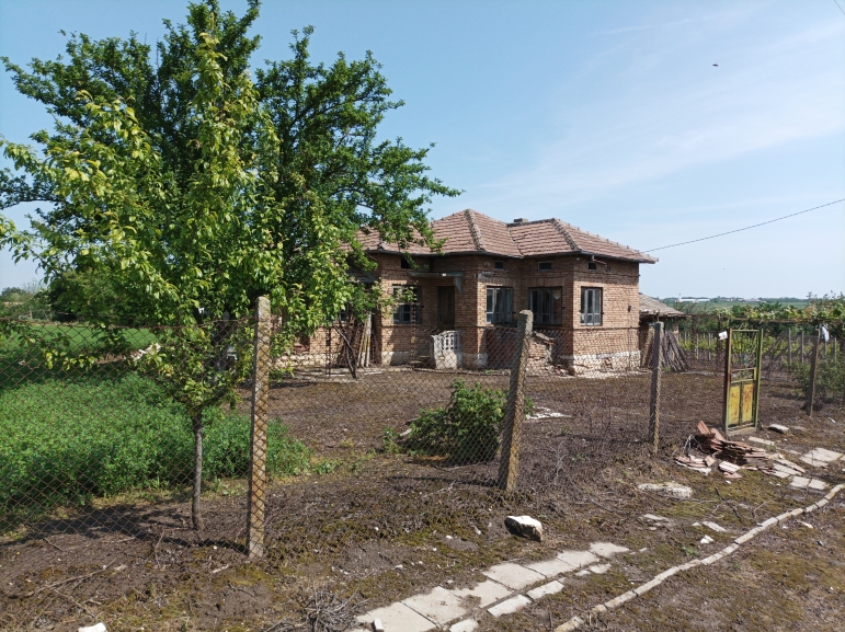 1/2 ид.ч. от Къща с двор в село Полковник Дяково